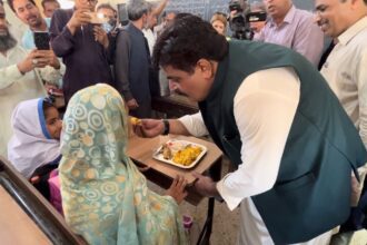 سندھ حکومت کی طرف سے پسماندہ علاقوں کے سرکاری اسکول میں مفت کھانا فراہم کرنے کا آغاز