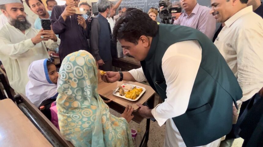 سندھ حکومت کی طرف سے پسماندہ علاقوں کے سرکاری اسکول میں مفت کھانا فراہم کرنے کا آغاز