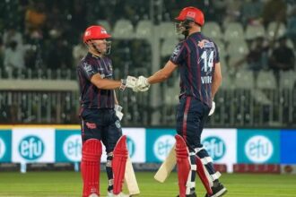 پی ایس ایل 10: کراچی کنگز نے پشاور زلمی کو 23 رنز سے شکست دے کر پلے آف میں جگہ بنالی