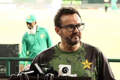 پاکستان کرکٹ ٹیم کے ہیڈ کوچ مائیک ہیسن نے کہا ہے کہ انہوں نے سابق کپتان بابر اعظم اور محمد رضوان کو اسٹرائیک ریٹ بہتر بنانے کا مشورہ دیا ہے۔ دبئی کرکٹ اسٹیڈیم میں پریس کانفرنس کے دوران پاکستان کرکٹ ٹیم کے ہیڈ کوچ مائیک ہیسن نے کہا کہ بابر اعظم اور محمد رضوان کی کارکردگی میں بہتری کے لیے ان کی کمزوریوں پر کام کرنا ضروری ہے، خصوصاً اسٹرائیک ریٹ کو بہتر بنانے کی ضرورت ہے۔ ایک سوال کے جواب میں مائیک ہیسن نے تسلیم کیا کہ انہوں نے بابر اعظم اور محمد رضوان کی حالیہ پرفارمنس اور اسٹرائیک ریٹ پر کھل کر بات کی ہے۔ ان کا کہنا تھا کہ جدید کرکٹ میں اسٹرائیک ریٹ کا اہم کردار ہے، اس لیے کھلاڑیوں کو اس پہلو پر خصوصی توجہ دینی چاہیے۔ ہیڈ کوچ کا کہنا تھا کہ وہ ہمیشہ کھلاڑیوں کے ساتھ ایمانداری سے بات کرتے ہیں اور انہیں ان کی کمزوریوں سے آگاہ کرتے ہیں تاکہ وہ اپنی کارکردگی میں بہتری لا سکیں۔