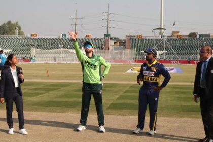 پاکستان نے ٹاس جیت کر سری لنکا کے خلاف دوسرے ون ڈے میں پہلے بولنگ کا فیصلہ کیا