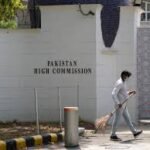 بھارتی حکومت نے پاکستانی ہائی کمیشن کے ایک اہلکار کو نا پسندیدہ شخصیت قرار دے دیا۔