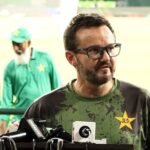 پاکستان کرکٹ ٹیم کے ہیڈ کوچ مائیک ہیسن نے کہا ہے کہ انہوں نے سابق کپتان بابر اعظم اور محمد رضوان کو اسٹرائیک ریٹ بہتر بنانے کا مشورہ دیا ہے۔ دبئی کرکٹ اسٹیڈیم میں پریس کانفرنس کے دوران پاکستان کرکٹ ٹیم کے ہیڈ کوچ مائیک ہیسن نے کہا کہ بابر اعظم اور محمد رضوان کی کارکردگی میں بہتری کے لیے ان کی کمزوریوں پر کام کرنا ضروری ہے، خصوصاً اسٹرائیک ریٹ کو بہتر بنانے کی ضرورت ہے۔ ایک سوال کے جواب میں مائیک ہیسن نے تسلیم کیا کہ انہوں نے بابر اعظم اور محمد رضوان کی حالیہ پرفارمنس اور اسٹرائیک ریٹ پر کھل کر بات کی ہے۔ ان کا کہنا تھا کہ جدید کرکٹ میں اسٹرائیک ریٹ کا اہم کردار ہے، اس لیے کھلاڑیوں کو اس پہلو پر خصوصی توجہ دینی چاہیے۔ ہیڈ کوچ کا کہنا تھا کہ وہ ہمیشہ کھلاڑیوں کے ساتھ ایمانداری سے بات کرتے ہیں اور انہیں ان کی کمزوریوں سے آگاہ کرتے ہیں تاکہ وہ اپنی کارکردگی میں بہتری لا سکیں۔