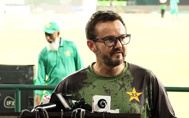 پاکستان کرکٹ ٹیم کے ہیڈ کوچ مائیک ہیسن نے کہا ہے کہ انہوں نے سابق کپتان بابر اعظم اور محمد رضوان کو اسٹرائیک ریٹ بہتر بنانے کا مشورہ دیا ہے۔ دبئی کرکٹ اسٹیڈیم میں پریس کانفرنس کے دوران پاکستان کرکٹ ٹیم کے ہیڈ کوچ مائیک ہیسن نے کہا کہ بابر اعظم اور محمد رضوان کی کارکردگی میں بہتری کے لیے ان کی کمزوریوں پر کام کرنا ضروری ہے، خصوصاً اسٹرائیک ریٹ کو بہتر بنانے کی ضرورت ہے۔ ایک سوال کے جواب میں مائیک ہیسن نے تسلیم کیا کہ انہوں نے بابر اعظم اور محمد رضوان کی حالیہ پرفارمنس اور اسٹرائیک ریٹ پر کھل کر بات کی ہے۔ ان کا کہنا تھا کہ جدید کرکٹ میں اسٹرائیک ریٹ کا اہم کردار ہے، اس لیے کھلاڑیوں کو اس پہلو پر خصوصی توجہ دینی چاہیے۔ ہیڈ کوچ کا کہنا تھا کہ وہ ہمیشہ کھلاڑیوں کے ساتھ ایمانداری سے بات کرتے ہیں اور انہیں ان کی کمزوریوں سے آگاہ کرتے ہیں تاکہ وہ اپنی کارکردگی میں بہتری لا سکیں۔