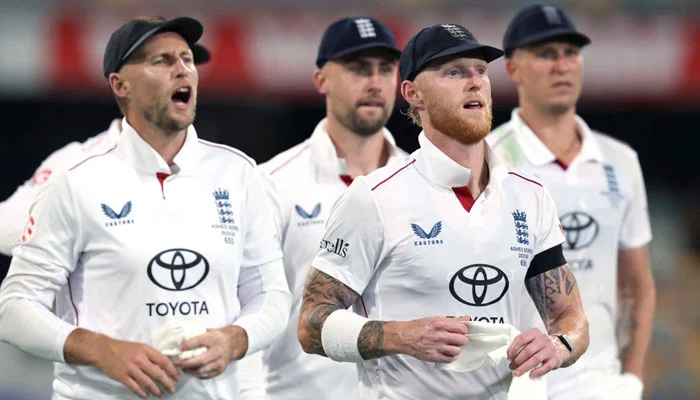 ایشیز کے ابتدائی دو ٹیسٹ ہارنے کے بعد انگلش ٹیم چھٹیاں منانے نکل پڑی