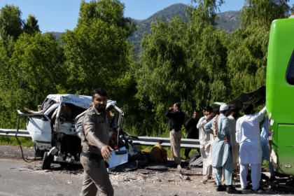 سوات موٹروے پر مسافر کوچ کھڑی بس سے ٹکرا گئی، 16 افراد جاں بحق، 7 زخمی