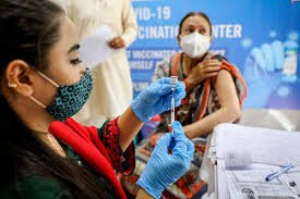 ویکسینیشن کا خلا برقرار: پاکستان میں ڈاکٹرز حفاظتی ٹیکوں کے مواقع کیوں کھو رہے ہیں؟