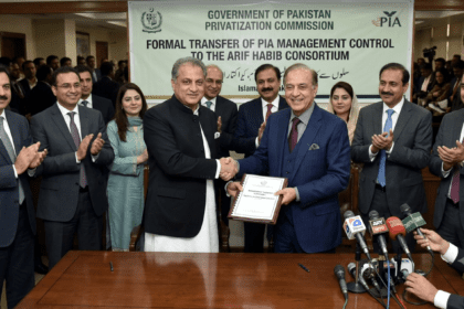 حکومت نے پی آئی اے کا انتظامی کنٹرول باضابطہ طور پر عارف حبیب کی سربراہی میں قائم کنسورشیم کے حوالے کر دیا