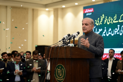 وزیراعظم شہباز شریف کا عوام کے لیے بڑا ریلیف، آج رات پیٹرول کی قیمت میں نمایاں کمی کا اعلان