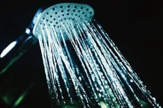 انسومنیا کا حل یا صحت کا ایک افسانہ؟ ‘ڈارک شاورنگ’ کی حقیقت
