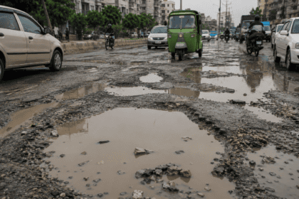 گلستانِ جوہر کی خستہ حال سڑکیں: شہریوں کے لیے روزمرہ کا سفر عذاب بن گیا