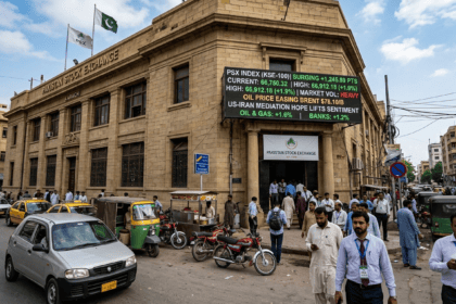 پی ایس ایکس میں زبردست تیزی، انٹرا ڈے ٹریڈنگ کے دوران 1,200 سے زائد پوائنٹس کا اضافہ، تیل کی قیمتوں میں کمی سے سرمایہ کار پُرامید
