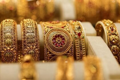 پاکستان میں سونے کی قیمت فی تولہ 5,700 روپے بڑھ گئی
