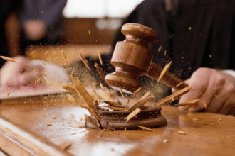سندھ بار کونسل نے عدالتی بدسلوکی پر دو وکلا کو معطل کردیا