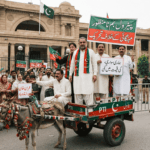 پی ٹی آئی ارکانِ سندھ اسمبلی کا پیٹرول بم کے خلاف گدھا گاڑی پر احتجاج