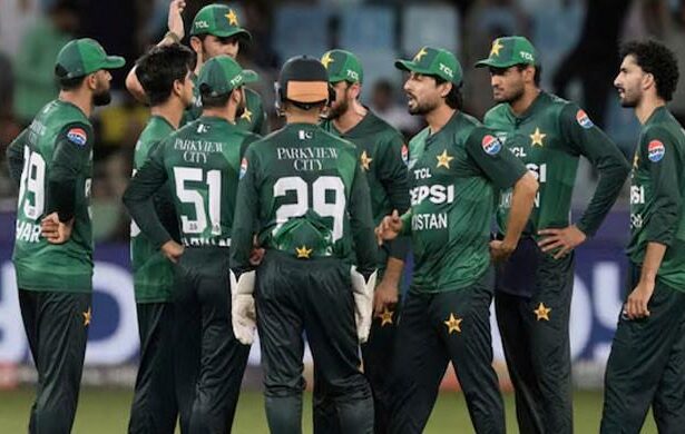 Pakistan Team Holds Crucial Meeting Ahead of India Clash, Admits Batting Failures