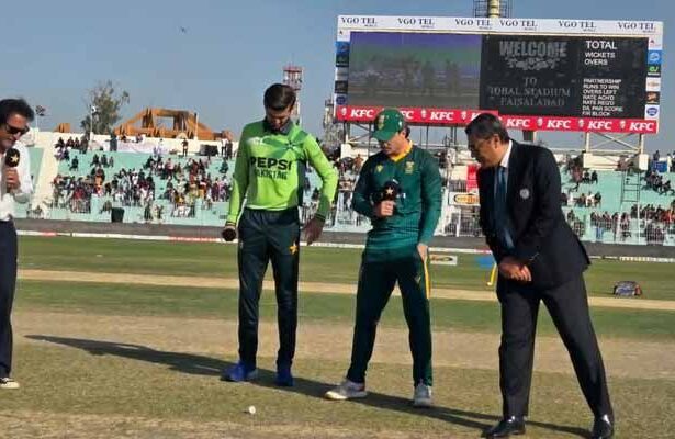 Pakistan elect to bat first against South Africa in second ODI