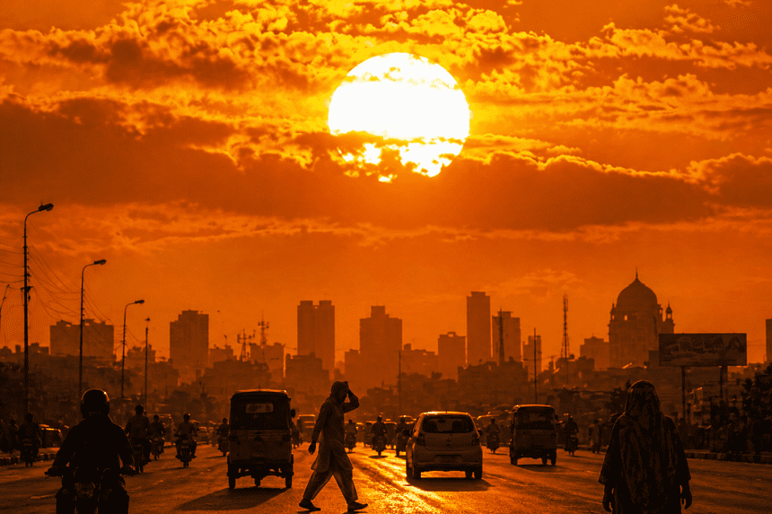 Karachi Swelters as Temperatures Hit 41°C; Interior Sindh Braces for 50°C