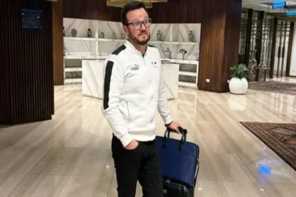 Head coach Mike Hesson departs for New Zealand to spend holidays