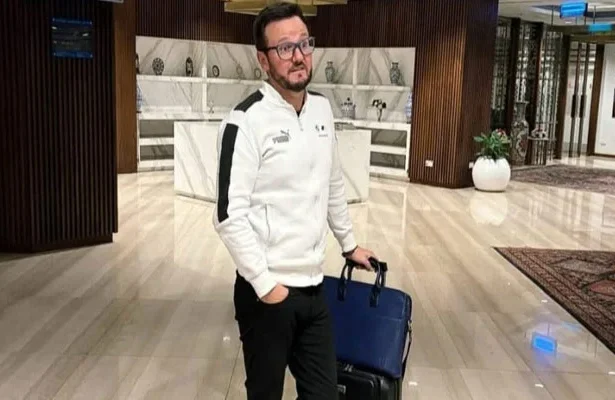 Head coach Mike Hesson departs for New Zealand to spend holidays