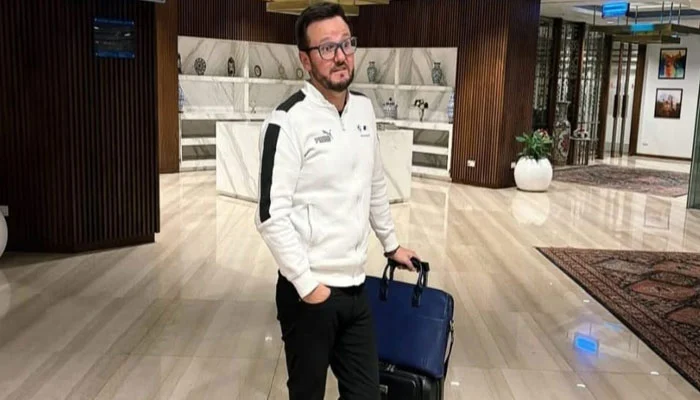 Head coach Mike Hesson departs for New Zealand to spend holidays