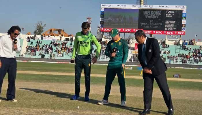 Pakistan elect to bat first against South Africa in second ODI