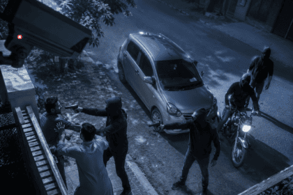 Armed pair strips residents of valuables in brazen daylight robbery