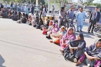 Lady Health Workers Protest in Karachi Over Budget Cuts
