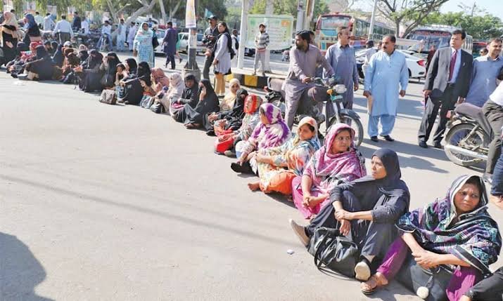 Lady Health Workers Protest in Karachi Over Budget Cuts