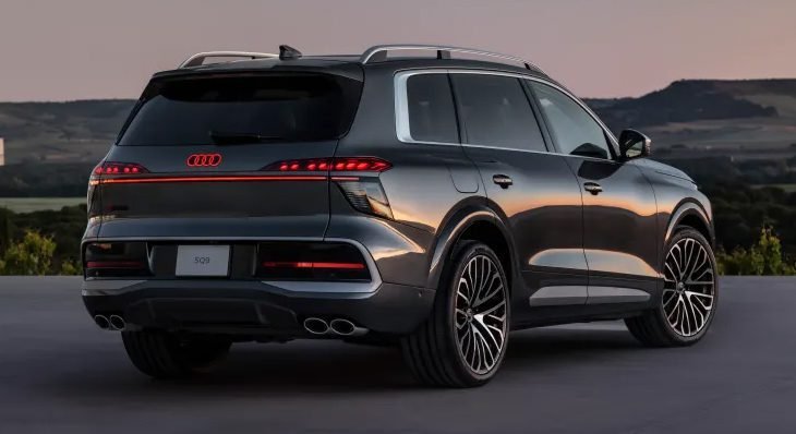 Audi Q9 introduces world-first curved OLED taillight technology
