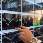 Pakistan’s stock market faced another difficult session as the benchmark KSE-100 Index fell by more than 2,000 points amid selling pressure and economic uncertainty.