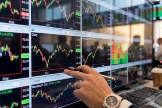 Pakistan’s stock market faced another difficult session as the benchmark KSE-100 Index fell by more than 2,000 points amid selling pressure and economic uncertainty.