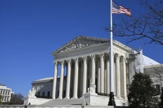 US Supreme Court Temporarily Allows Trump Administration to Resume Deportations to Third Countries